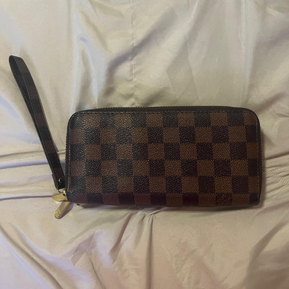 Checkered wristlet/walket